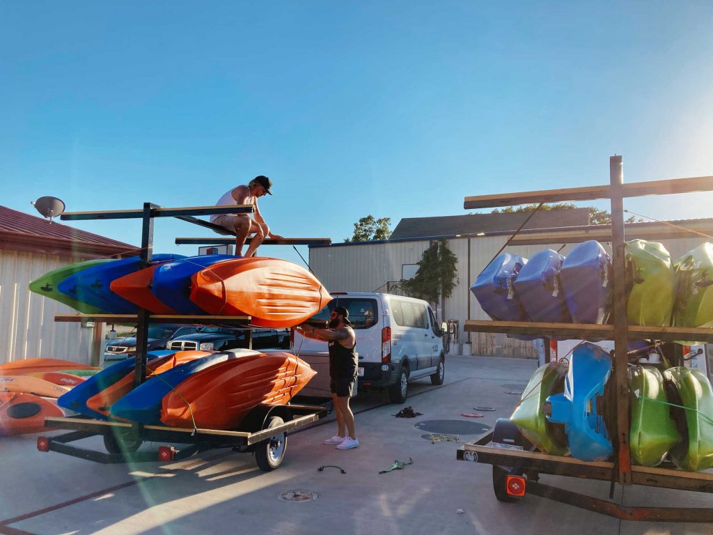 team-loading-up-kayaks